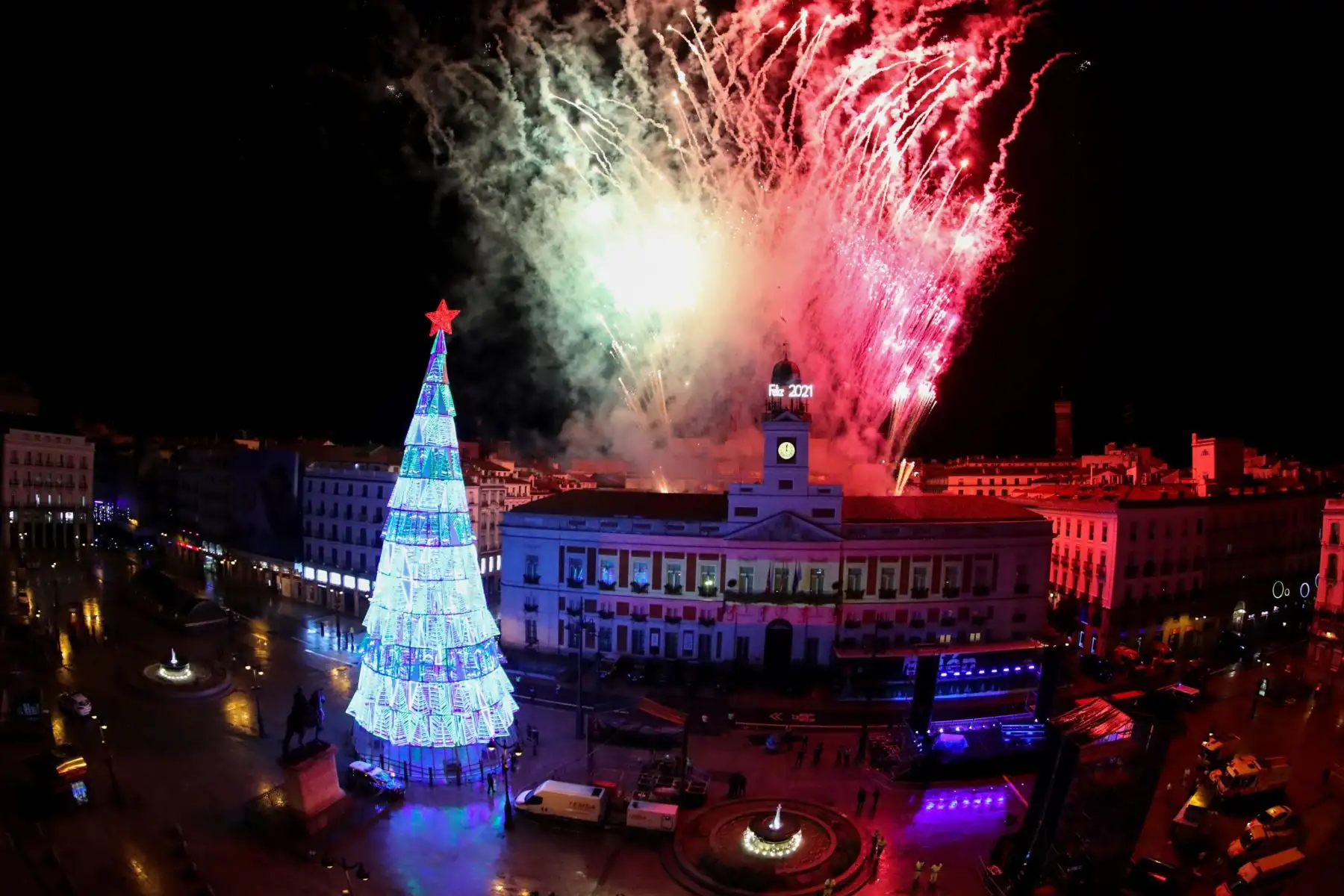 Vista de los fuegos artificiales desde la plaza de la Puerta del Sol de Madrid vacía, tras la llegada del año nuevo hoy en Madrid (España). Sin festejos, con fuertes restricciones sociales, sin gente en las calles.
Foto: EFE
