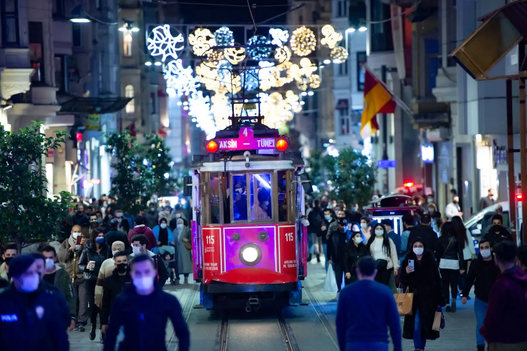 Los transeúntes turcos caminan por la avenida Istiklal durante las celebraciones del año nuevo en Estambul.
Foto: AFP