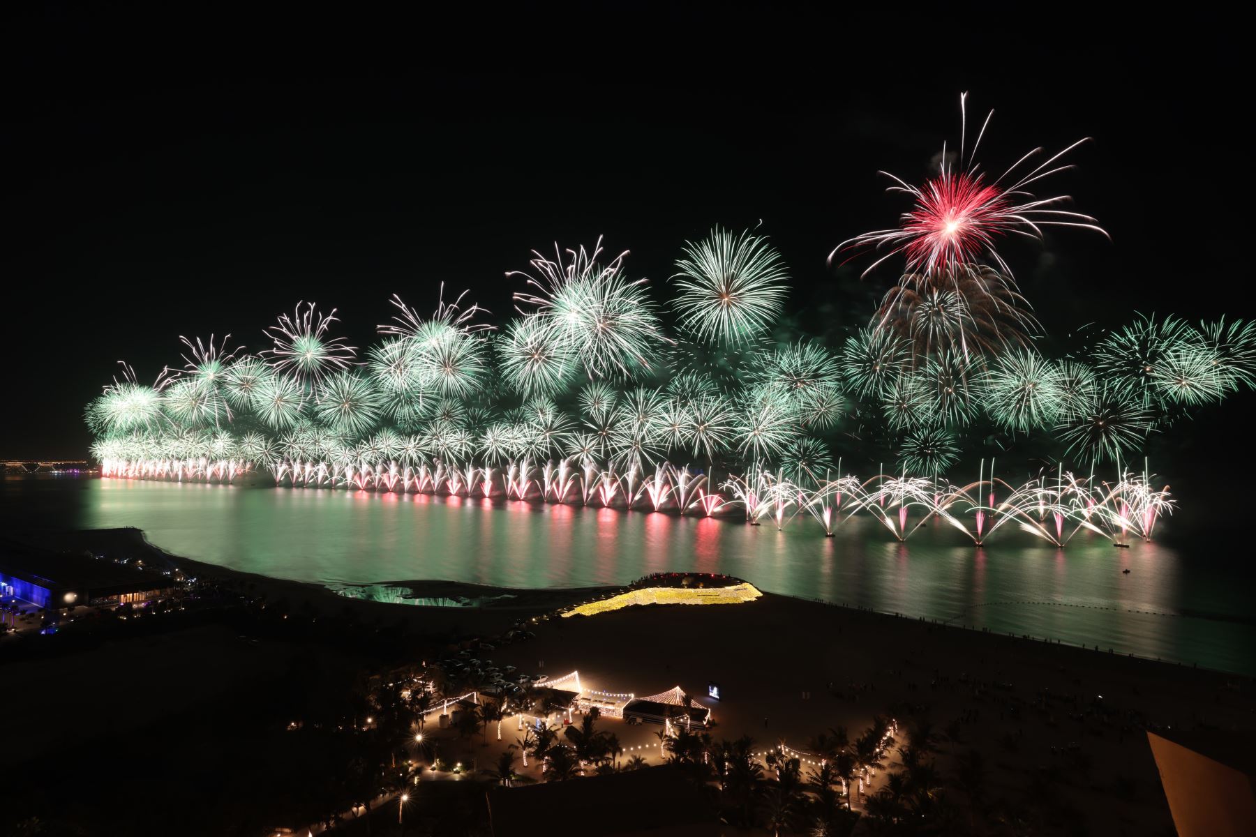 Los fuegos artificiales de Nochevieja estallaron sobre Ras al-Khaimah, uno de los espectáculos de fuegos artificiales más grandes del mundo.
Foto: AFP