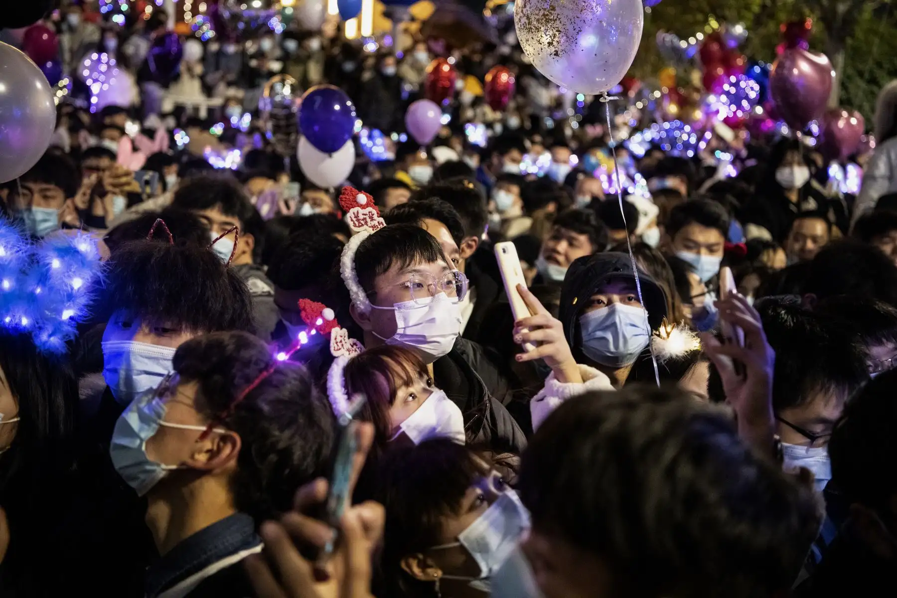 Personas que usan mascarillas asisten a la cuenta regresiva de Año Nuevo en Wuhan, en la provincia central de Hubei, China.
Foto: AFP