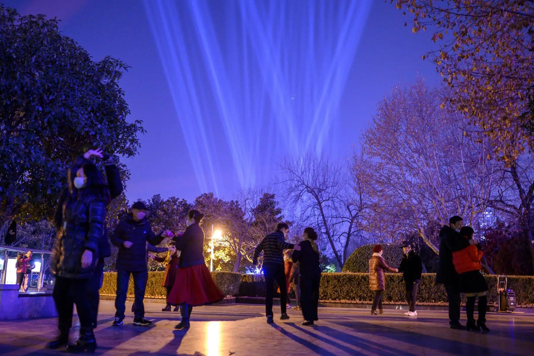 La gente baila a orillas del río Yangtze en la víspera de Año Nuevo en Wuhan, en la provincia central de Hubei de China.
Foto: AFP