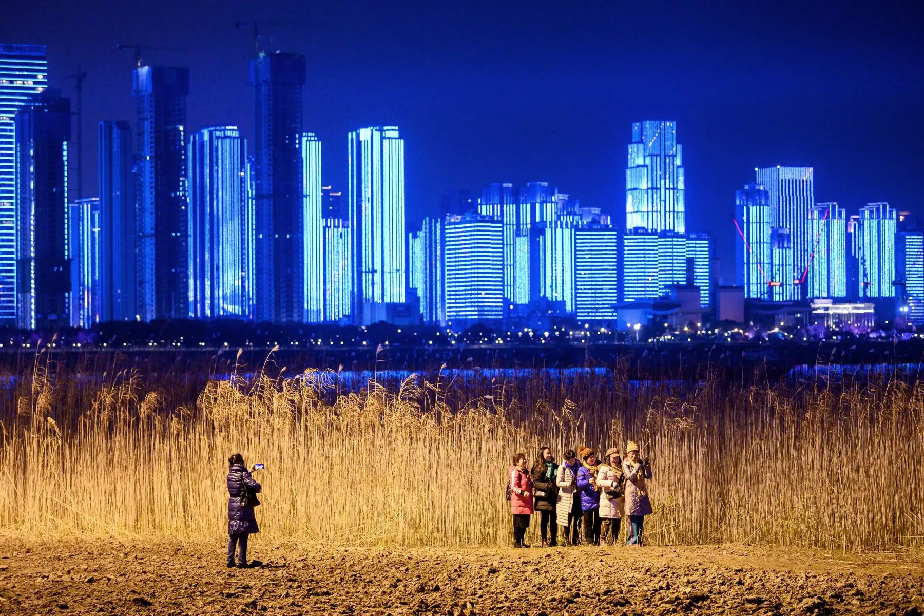 La gente posa para fotografías a orillas del río Yangtze en la víspera de Año Nuevo en Wuhan, en la provincia central de Hubei, China.
Foto: AFP