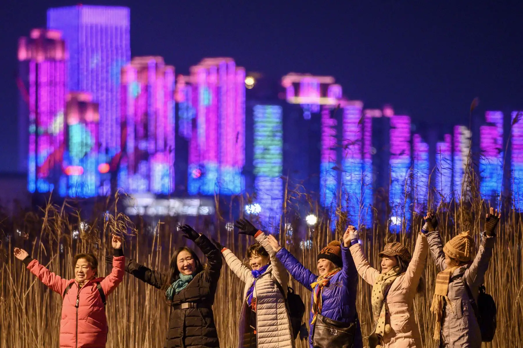 La gente posa para fotografías a orillas del río Yangtze en la víspera de Año Nuevo en Wuhan, en la provincia central de Hubei, China.
Foto: AFP