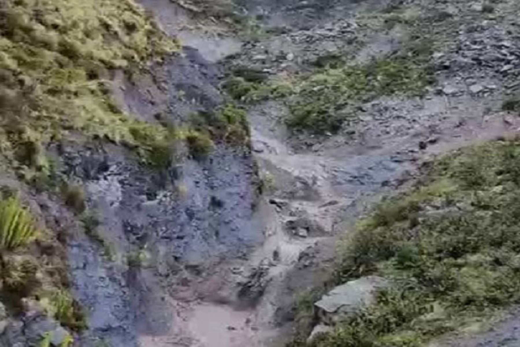 Un nuevo lahar descendió esta tarde por el flanco sureste del volcán Ubinas, por la quebrada Volcanmayo. Foto: ANDINA/Difusión