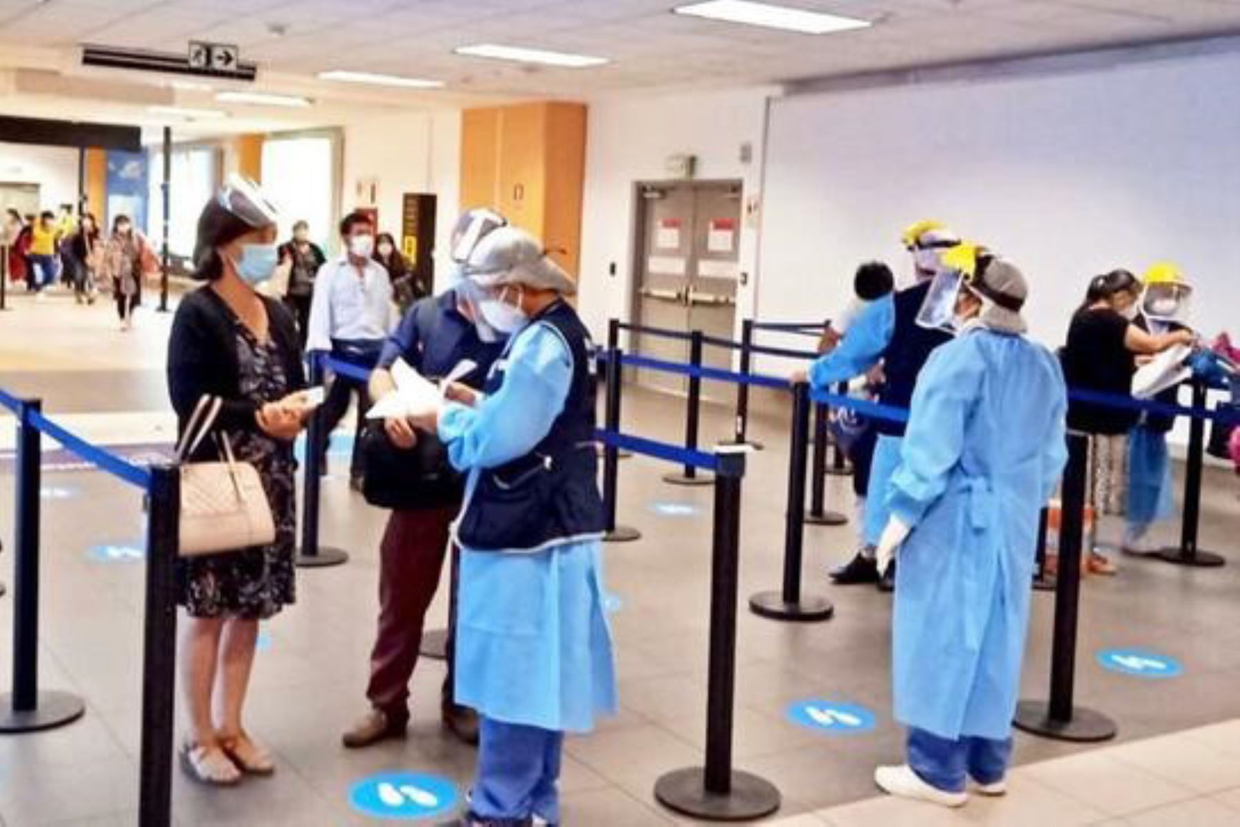 Personal sanitario redobla el control en el aeropuerto Jorge Chávez para prevenir el ingreso de la nueva cepa del covid-19.