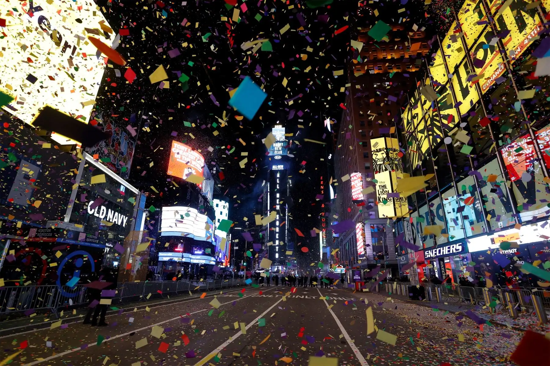 Vista de Times Square vacía durante las celebraciones de Fin de Año en Nueva York, Estados Unidos, este viernes 1 de enero de 2021. Este año, debido al coronavirus, no se ha permitido la entrada de público al lugar. Foto: EFE