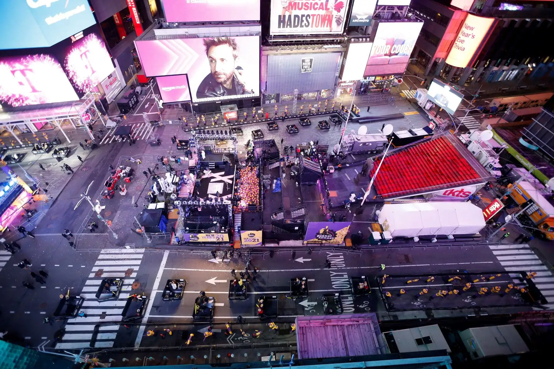 El poco público asistente mira el show mientras permanecen dentro de las cápsulas en Times Square en la víspera de Año Nuevo en la ciudad de Nueva York, Nueva York, EE. UU. Foto: EFE