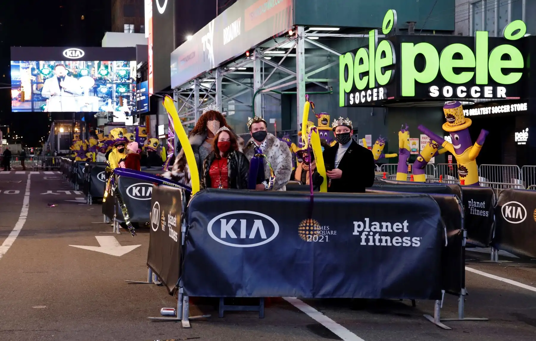 El poco público asistente mira el show mientras permanecen dentro de las cápsulas en Times Square en la víspera de Año Nuevo en la ciudad de Nueva York, Nueva York, EE. UU. Foto: EFE