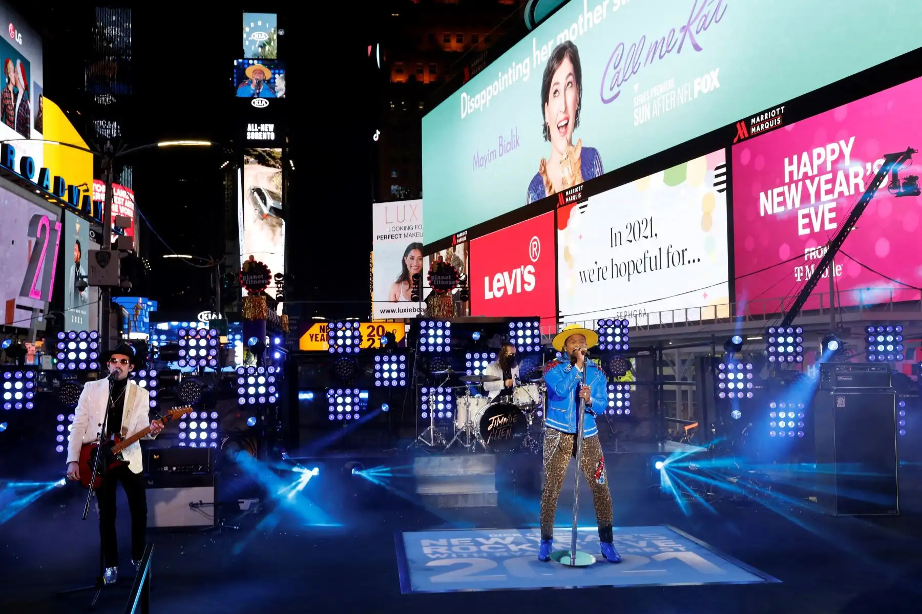 Jimmie Allen actúa en Times Square en las celebraciones para recibir el 2021 en la ciudad de Nueva York, Nueva York, Estados Unidos. Foto: EFE