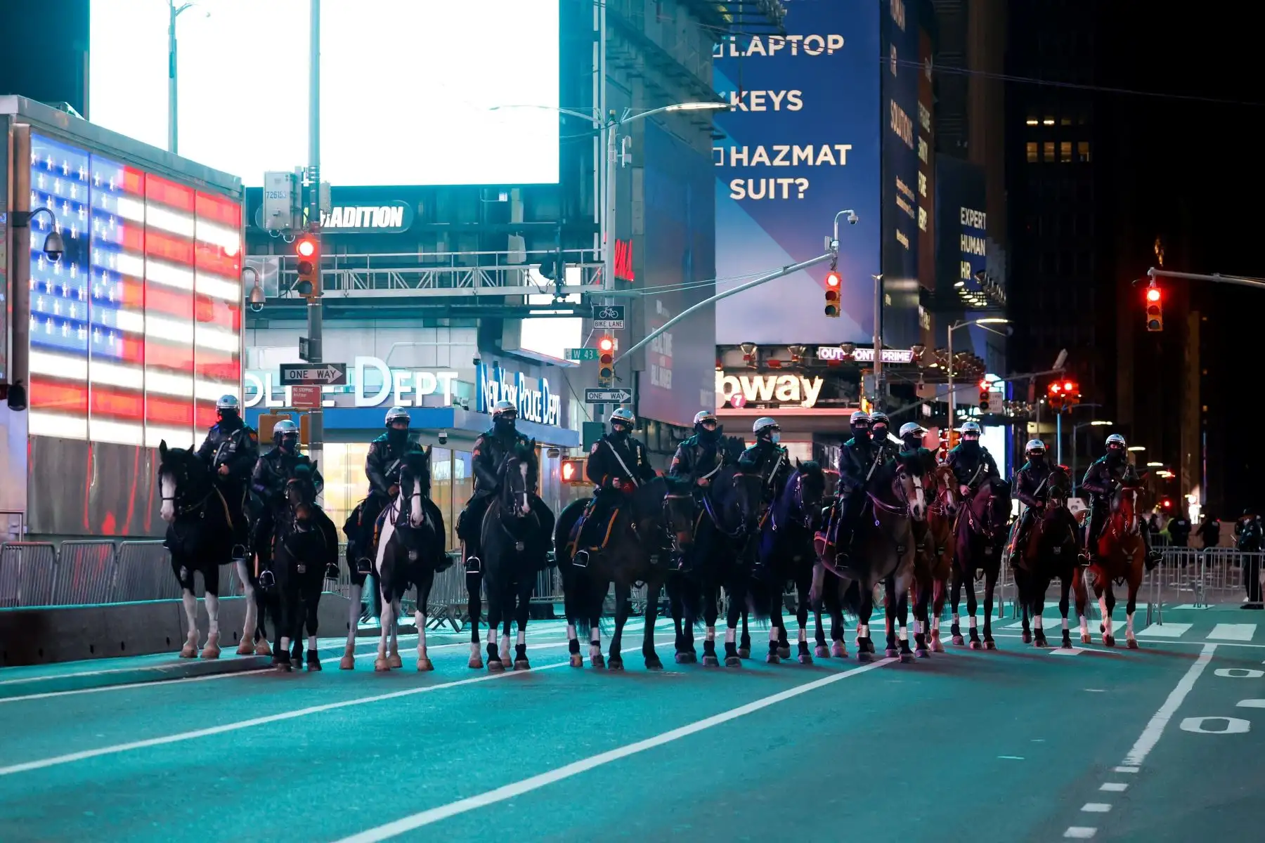 Se ve a miembros de la Patrulla de Caballos Montados de NYPD posando para una foto mientras custodiaban un Times Square vacío en la víspera de Año Nuevo en Nueva York. Debido a la pandemia de coronavirus, no se permitió que las personas festejen en Times Square. Foto: EFE