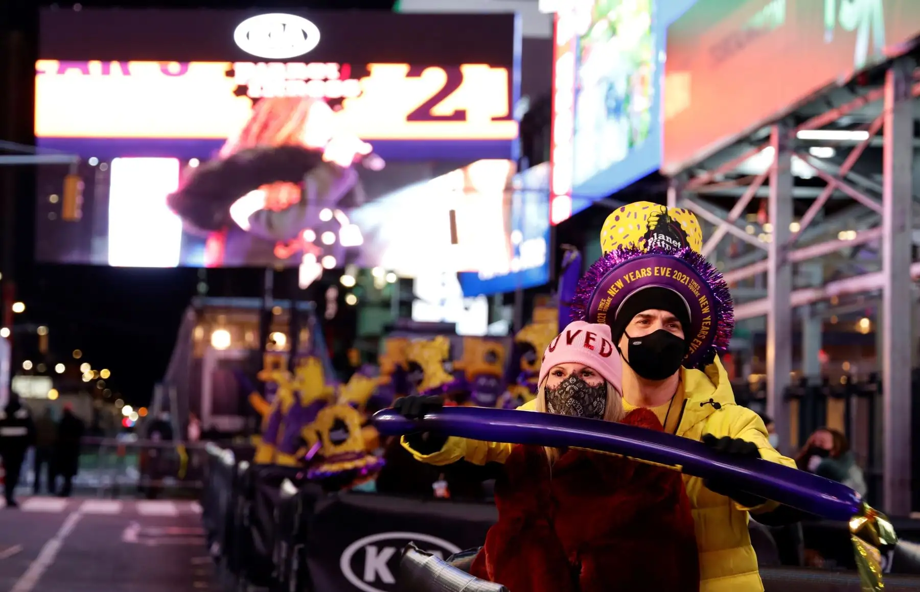 Dos asistentes ven actuaciones en Times Square en Nochevieja en la ciudad de Nueva York. Foto: EFE