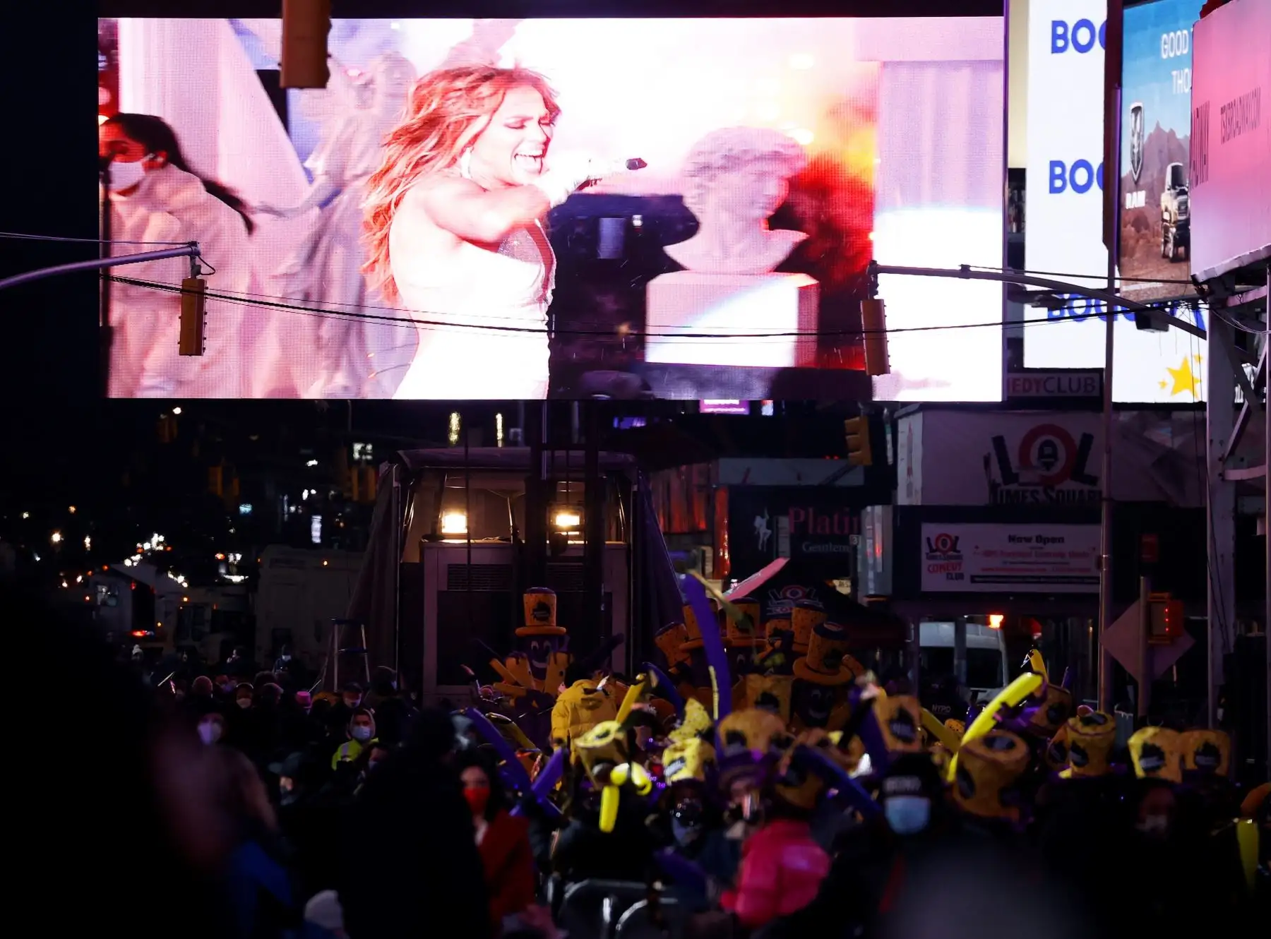 Se ve a la cantante estadounidense Jennifer Lopez actuando en una pantalla gigante para invitados antes de que caiga el baile de fin de año en Nueva York. Foto: AFP