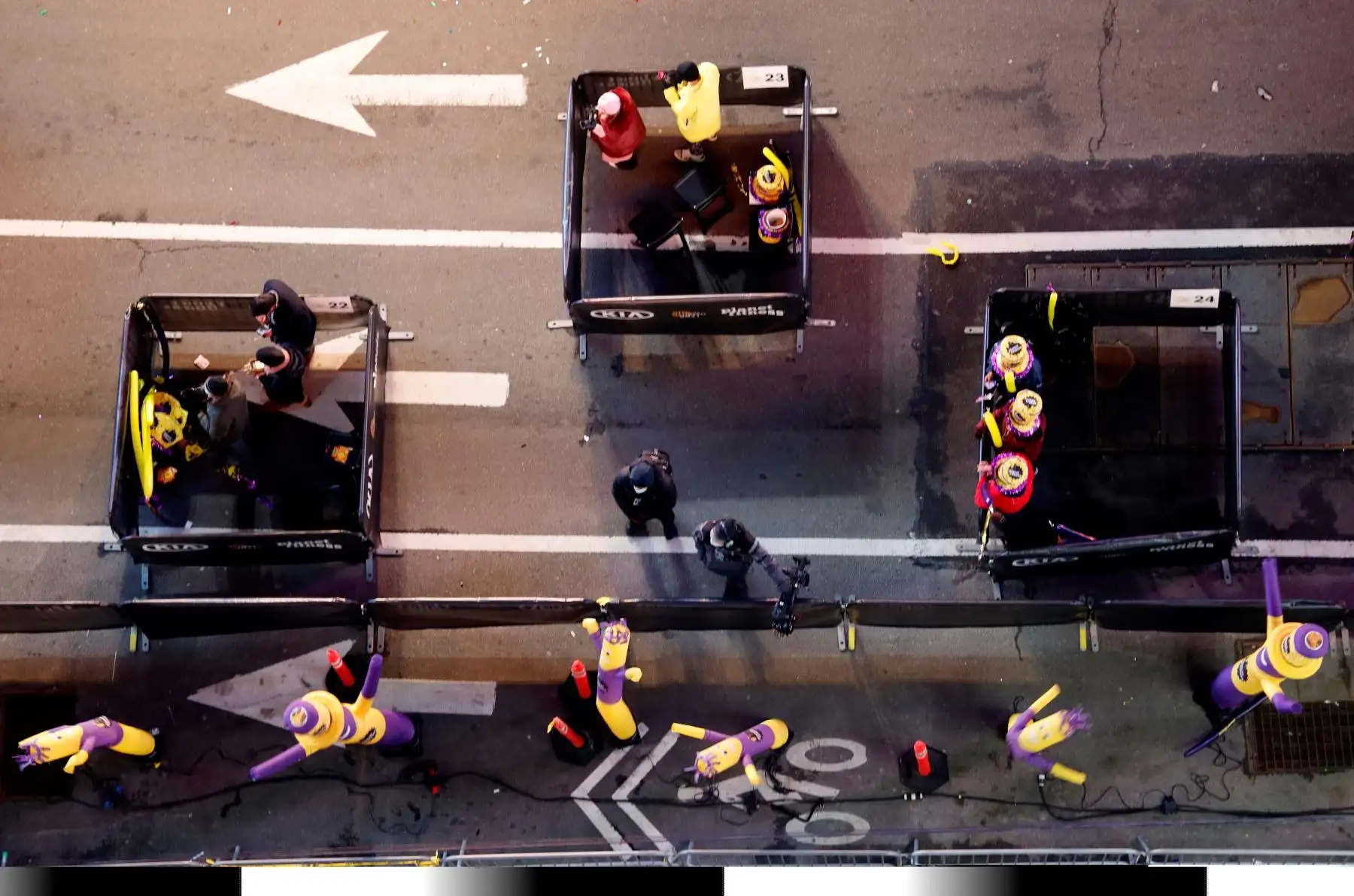 Los asistentes ven actuaciones mientras permanecen dentro de las cápsulas en Times Square en la víspera de Año Nuevo en la ciudad de Nueva York. Foto: EFE