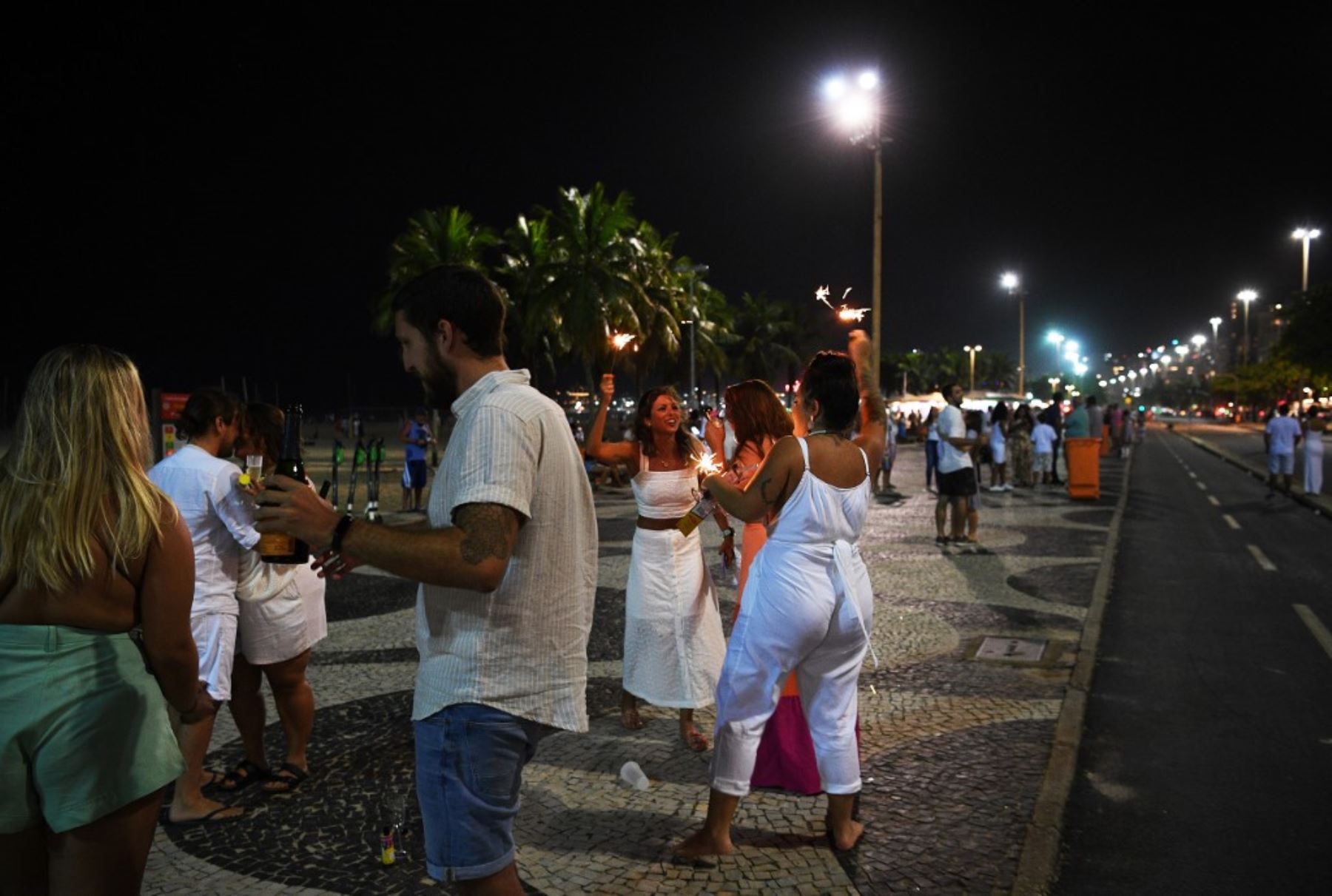 Juerguistas celebran la víspera de Año Nuevo en la playa de Copacabana, Río de Janeiro, Brasil. Foto: AFP