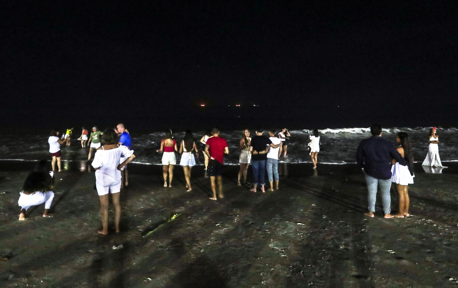 Un grupo de personas celebra el Fin de Año en la playa de Copacabana. Foto: EFE