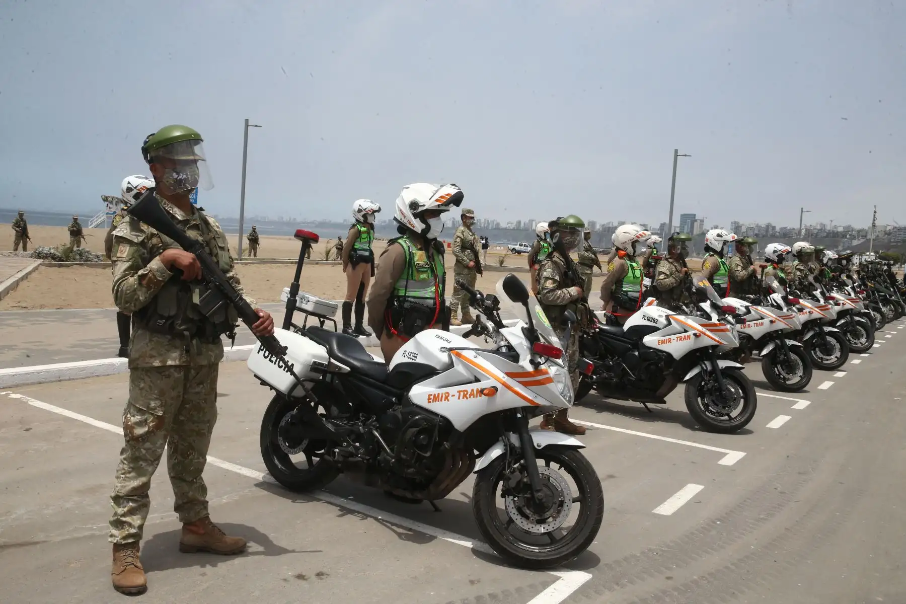 En cumplimiento a la disposición del Ejecutivo de mantener cerradas las playas, la Policía Nacional realizó operativos en Agua Dulce Chorrillos, para hacer respetar la medida que busca evitar un rebrote de contagios de covid-19.
Foto: ANDINA/Vidal Tarqui