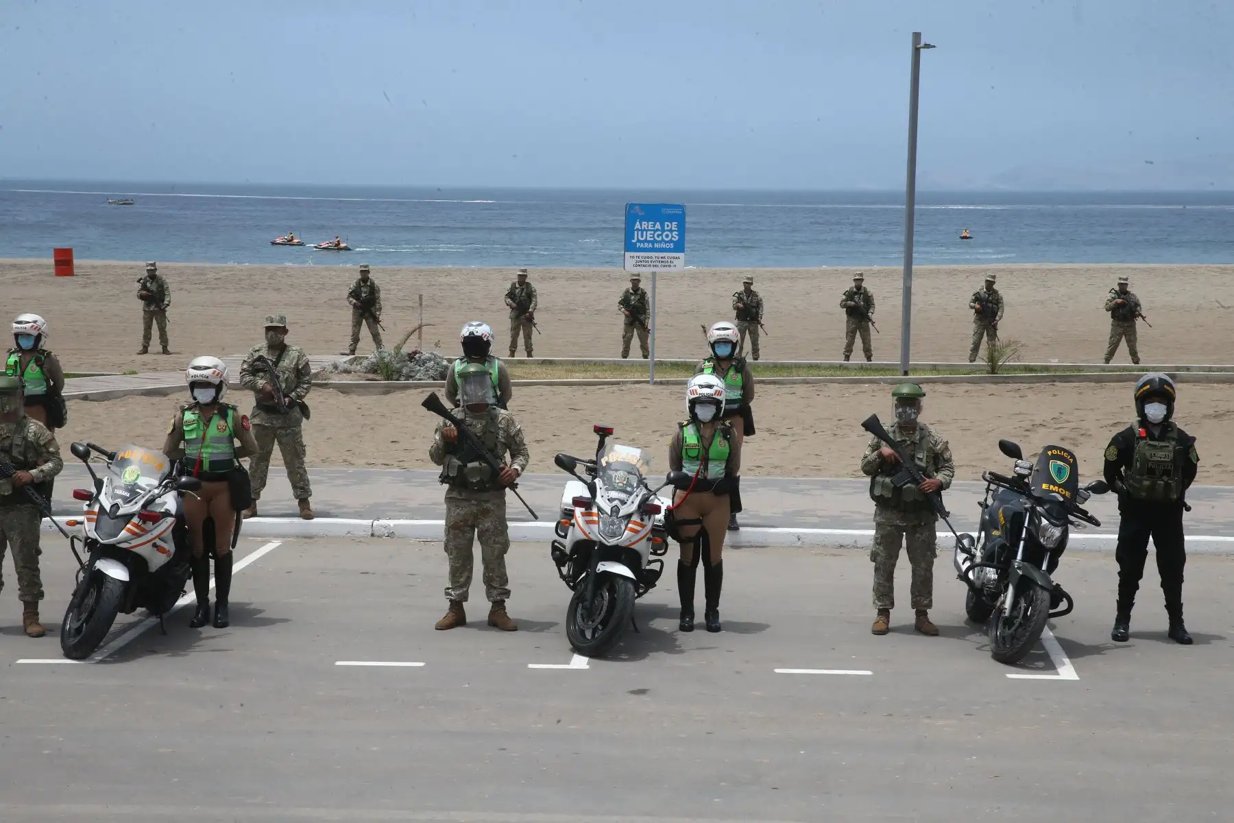 En cumplimiento a la disposición del Ejecutivo de mantener cerradas las playas, la Policía Nacional realizó operativos en Agua Dulce Chorrillos, para hacer respetar la medida que busca evitar un rebrote de contagios de covid-19.
Foto: ANDINA/Vidal Tarqui