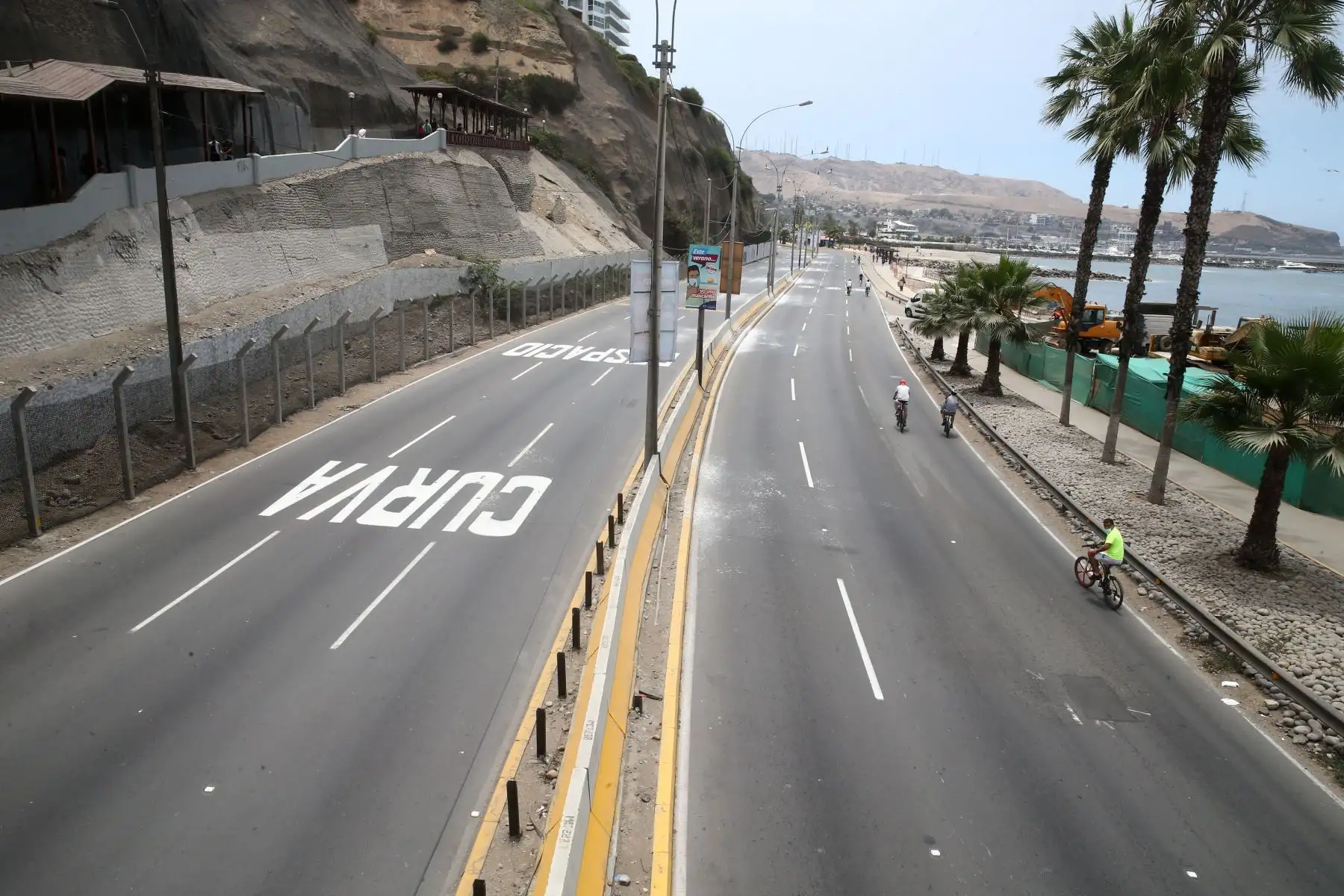 En cumplimiento a la disposición del Ejecutivo de mantener cerradas las playas, la Policía Nacional realizó operativos en Agua Dulce Chorrillos, para hacer respetar la medida que busca evitar un rebrote de contagios de covid-19.
Foto: ANDINA/Vidal Tarqui