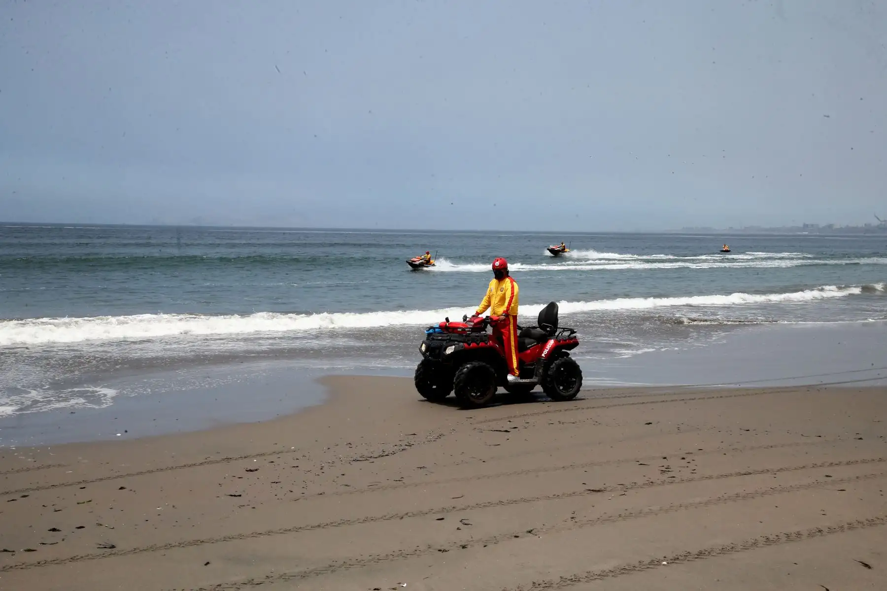 En cumplimiento a la disposición del Ejecutivo de mantener cerradas las playas, la Policía Nacional realizó operativos en Agua Dulce Chorrillos, para hacer respetar la medida que busca evitar un rebrote de contagios de covid-19.
Foto: ANDINA/Vidal Tarqui