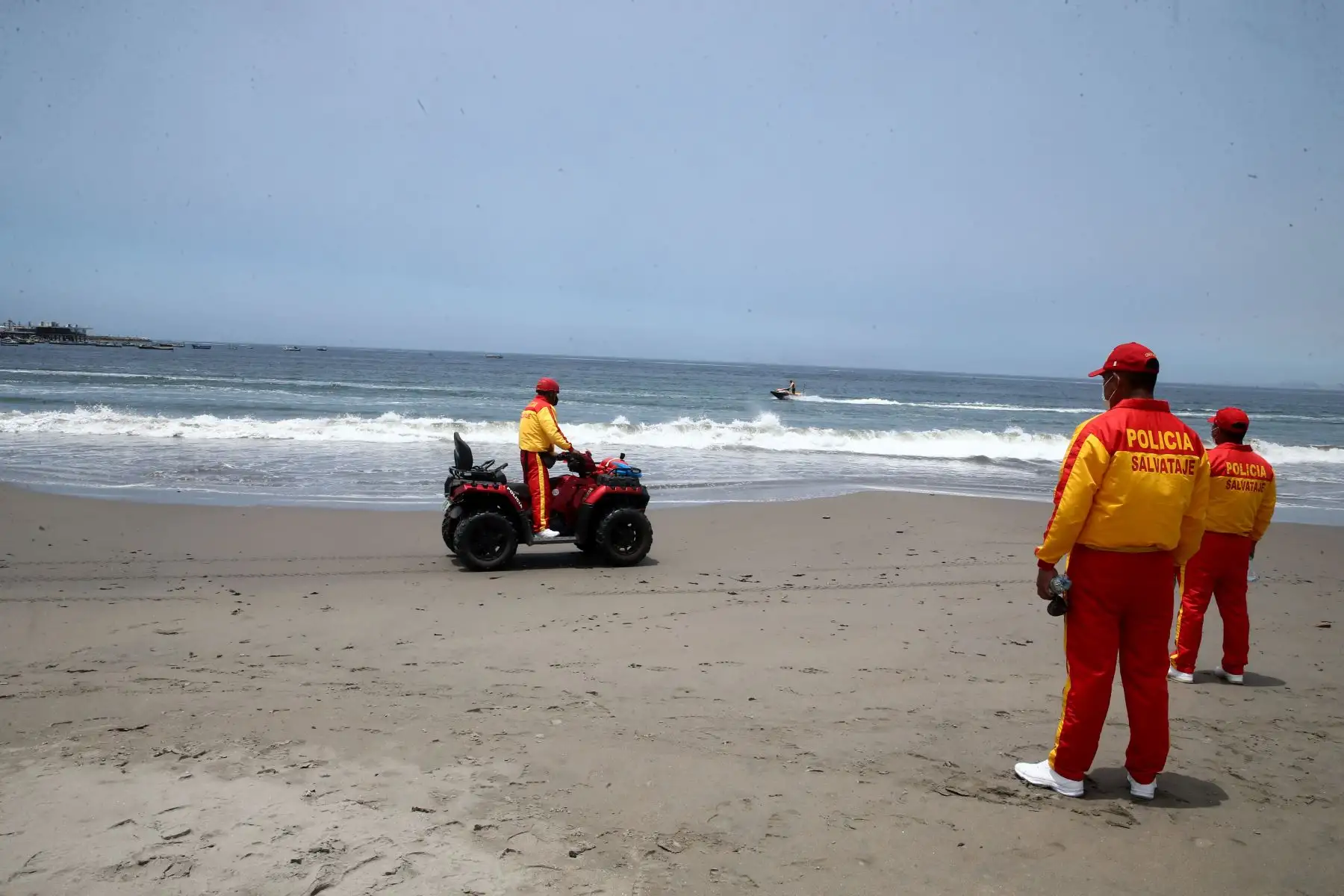 En cumplimiento a la disposición del Ejecutivo de mantener cerradas las playas, la Policía Nacional realizó operativos en Agua Dulce Chorrillos, para hacer respetar la medida que busca evitar un rebrote de contagios de covid-19.
Foto: ANDINA/Vidal Tarqui