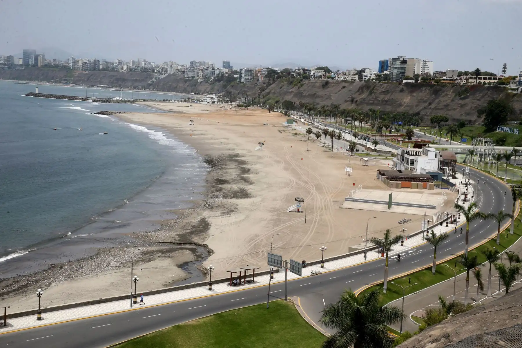 En cumplimiento a la disposición del Ejecutivo de mantener cerradas las playas, la Policía Nacional realizó operativos en Agua Dulce Chorrillos, para hacer respetar la medida que busca evitar un rebrote de contagios de covid-19.
Foto: ANDINA/Vidal Tarqui