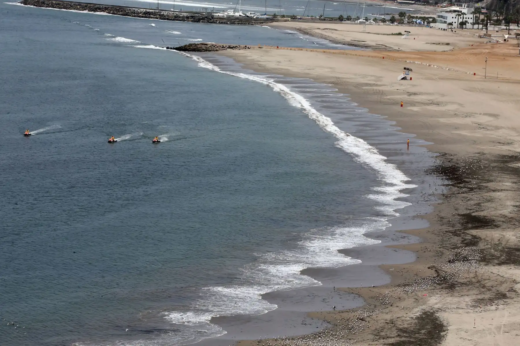 En cumplimiento a la disposición del Ejecutivo de mantener cerradas las playas, la Policía Nacional realizó operativos en Agua Dulce Chorrillos, para hacer respetar la medida que busca evitar un rebrote de contagios de covid-19.
Foto: ANDINA/Vidal Tarqui
