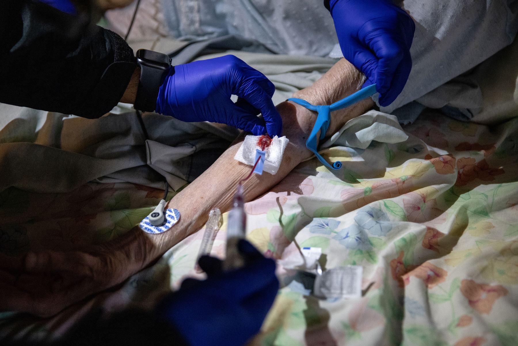 Paramédicos intentan administrar medicamentos a una mujer después de evaluarla para detectar síntomas de Covid-19 en Yonkers, Nueva York. Foto: AFP