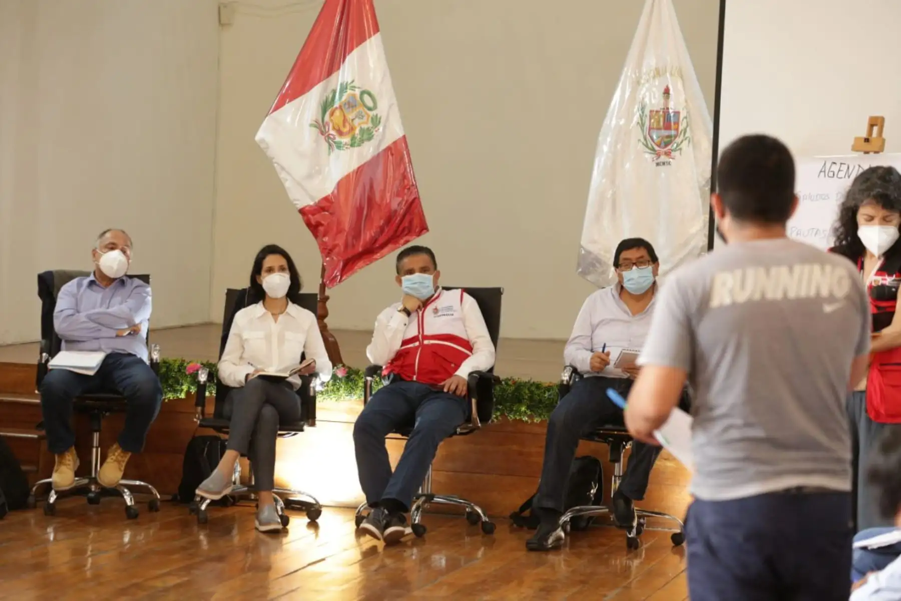 Ministros de los sectores: Agricultura, Transportes y Comercio Exterior se reúnen en  La Libertad con representantes de trabajadores agrarios para conformar la comisión de diálogo donde se viene escuchando las demandas de los actores involucrados.
Foto: PCM
