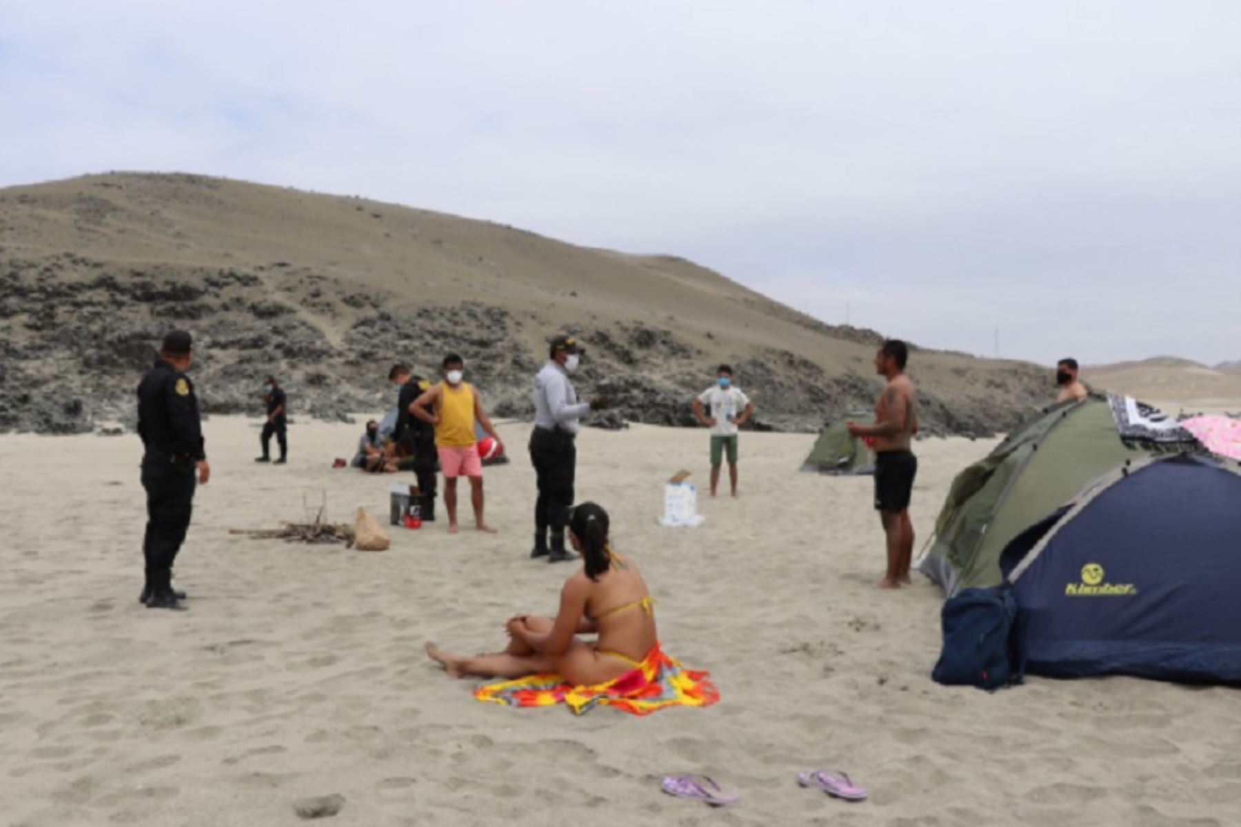 En cumplimiento a la disposición del Ejecutivo de mantener cerradas las playas, la Policía Nacional realizó operativos en Huarmey, provincia costera de la región Áncash, para hacer respetar la medida que busca evitar un rebrote de contagios de covid-19.