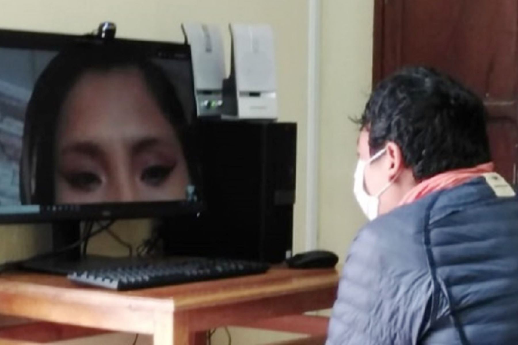 Un primer grupo de 26 internos del penal de Huancayo, seleccionados por el personal de tratamiento, participaron de las videollamadas a través de las cuales se lograron comunicar con sus familiares, como medida alternativa a la suspensión de visitas para evitar el contagio del covid-19. Foto: Inpe