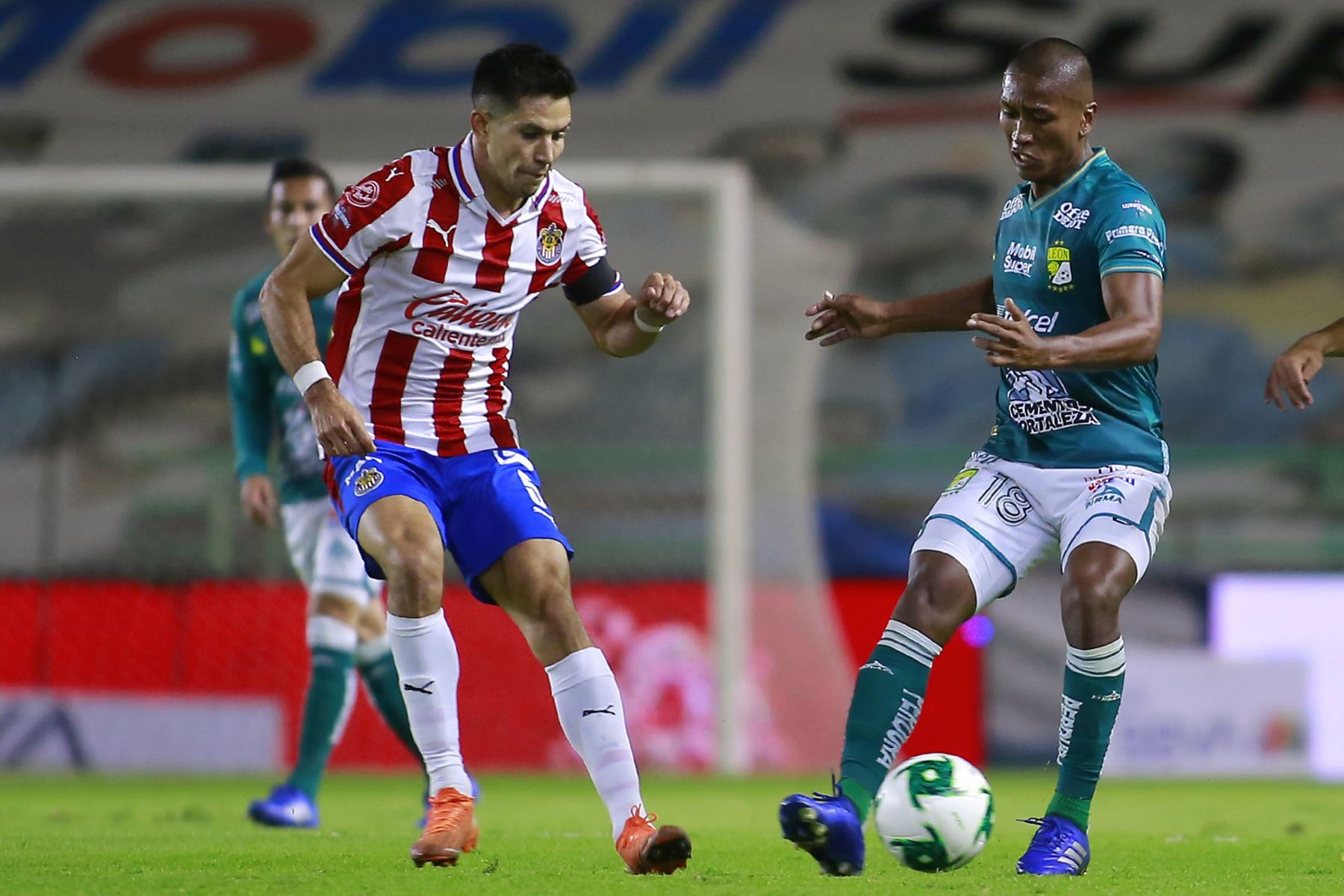 Pedro Aquino de León salta por el balón con Jesús Molina de Guadalajara durante su partido de fútbol del torneo de cuartos de final Guardianes de segunda etapa en el Estadio Nou Camp en León, estado de Guanajuato, México,
Foto: AFP