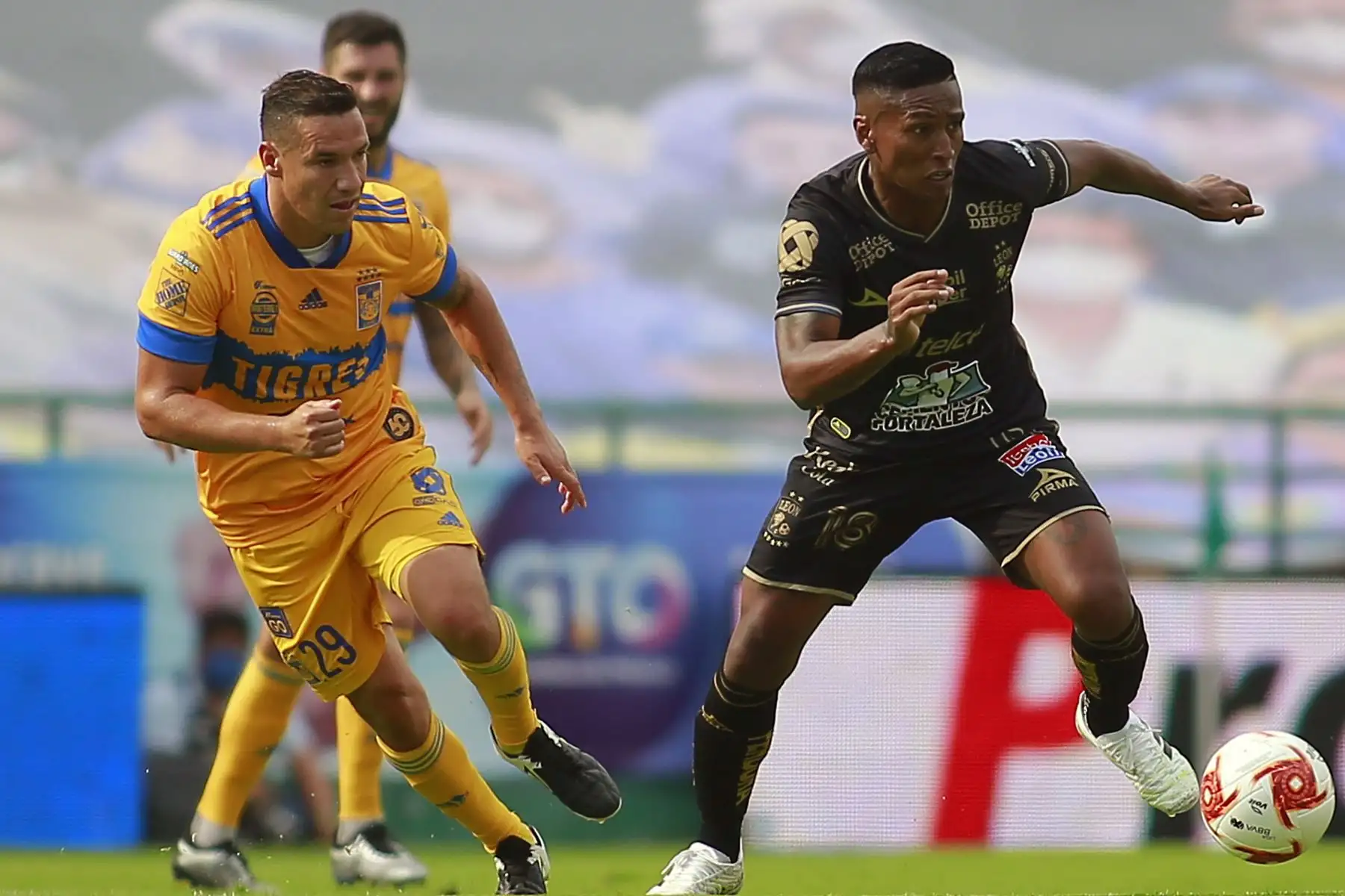 Pedro Aquino de León compite por el balón con Jesús Dueñas  de Tigres durante el partido de fútbol del torneo Guard1anes en el estadio Nou Camp en León, estado de Guanajuato, México, el 9 de septiembre de 2020, en medio de la nueva pandemia de coronavirus. 
Foto: AFP