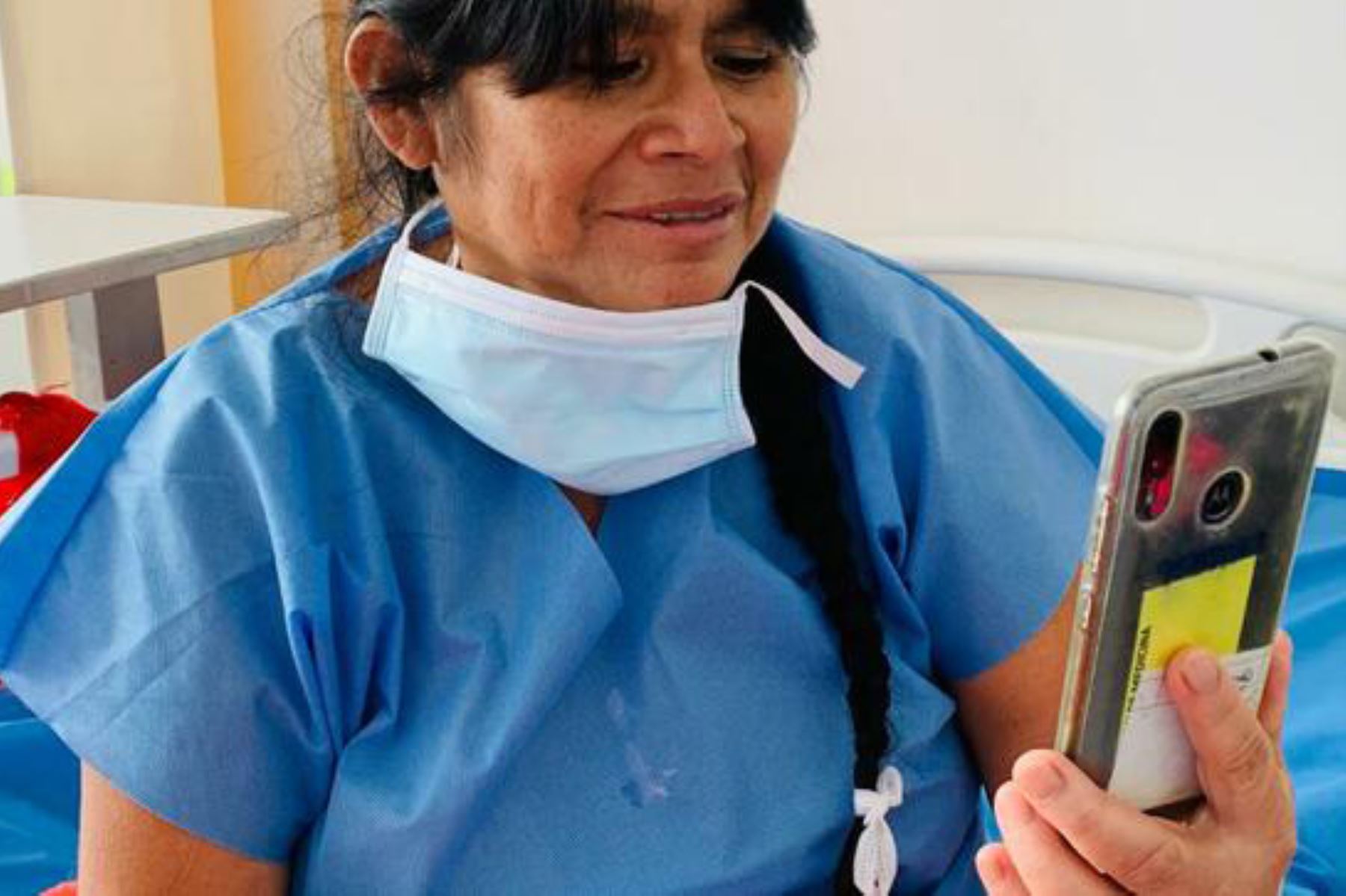 Más de 50 pacientes Covid-19 recibieron el Año Nuevo con sus seres queridos, a través de videollamadas en el Hospital Emergencia Ate Vitarte. Foto: Minsa