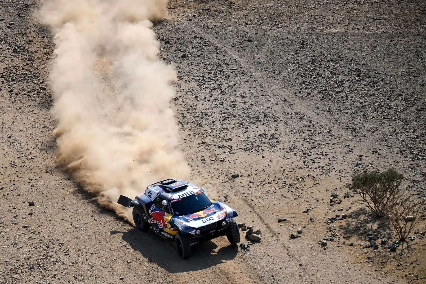 El piloto de Mini Stephane Peterhansel y su copiloto Edouard Boulanger de Francia compiten durante el prólogo cerca de la ciudad saudí de Jeddah, en la víspera del Rally Dakar 2021.
Foto: AFP