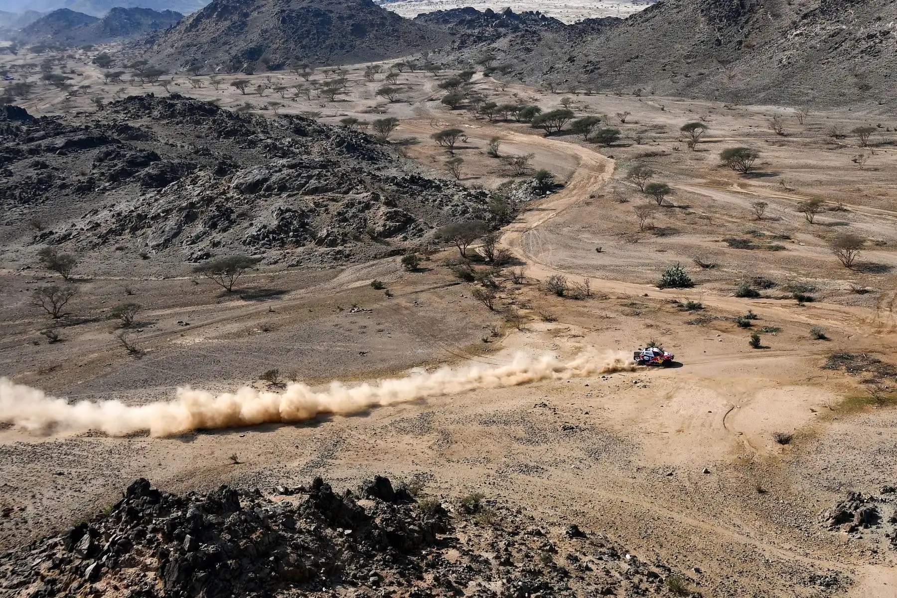El piloto de Toyota Nasser Al-Attiyah de Qatar y su copiloto Mathieu Baumel de Francia compiten durante el prólogo cerca de la ciudad saudí de Jeddah, en la víspera del Rally Dakar 2021.
Foto: AFP