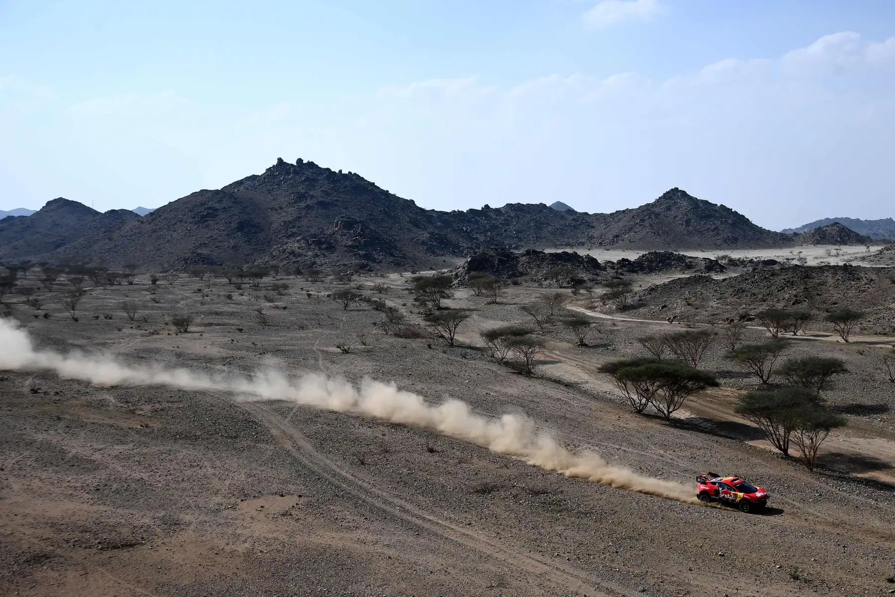 El piloto francés Sebastien Loeb y el copiloto Daniel Elena de Mónaco compiten durante el prólogo cerca de la ciudad saudí de Jeddah, en la víspera del Rally Dakar 2021.
Foto: AFP