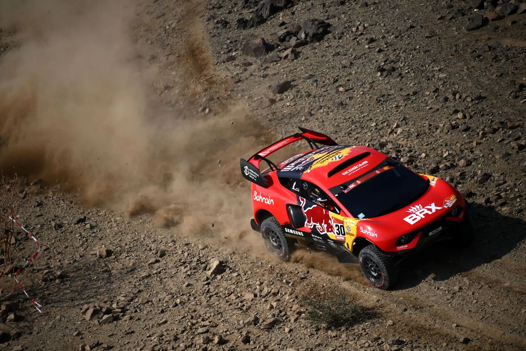 El piloto francés Sebastien Loeb y el copiloto Daniel Elena de Mónaco compiten durante el prólogo cerca de la ciudad saudí de Jeddah, en la víspera del Rally Dakar 2021.
Foto: AFP