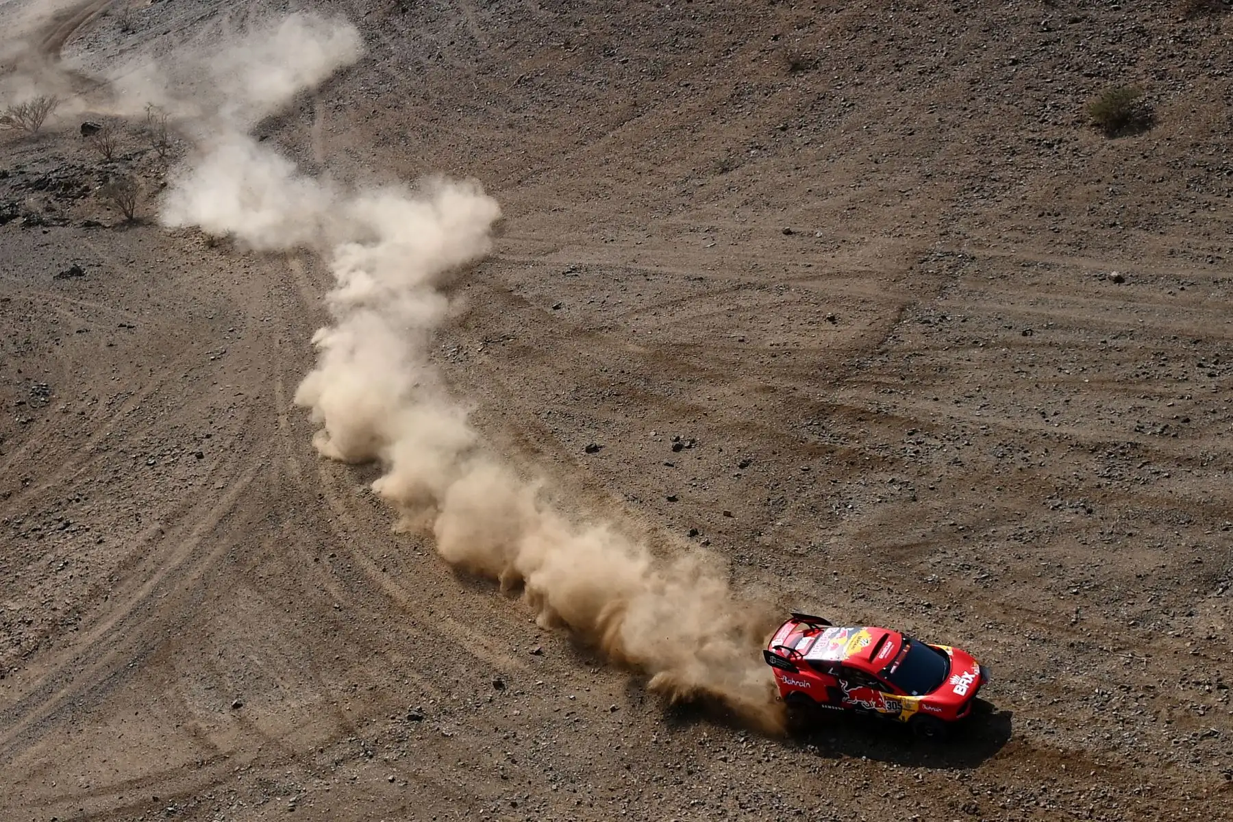 El piloto francés Sebastien Loeb y el copiloto Daniel Elena de Mónaco compiten durante el prólogo cerca de la ciudad saudí de Jeddah, en la víspera del Rally Dakar 2021.