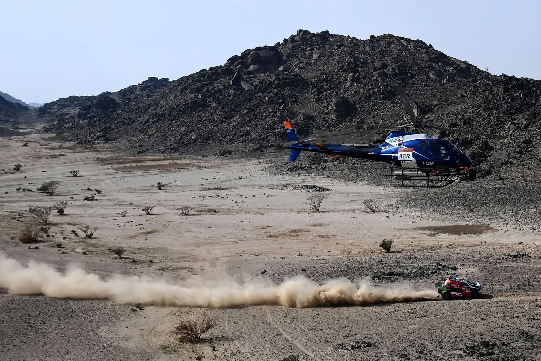 El piloto de Toyota Yazeed Al Rajhi de Arabia Saudita y el copiloto Dirk Von Zitzewitz de Alemania compiten durante el prólogo cerca de la ciudad saudí de Jeddah, en la víspera del Rally Dakar 2021.
Foto: AFP