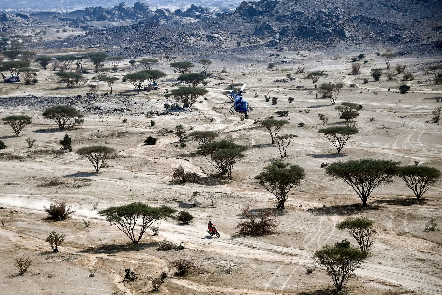 El piloto estadounidense Ricky Brabec enciende su Honda durante el prólogo cerca de la ciudad saudí de Jeddah, en vísperas del Rally Dakar 2021.
Foto: AFP