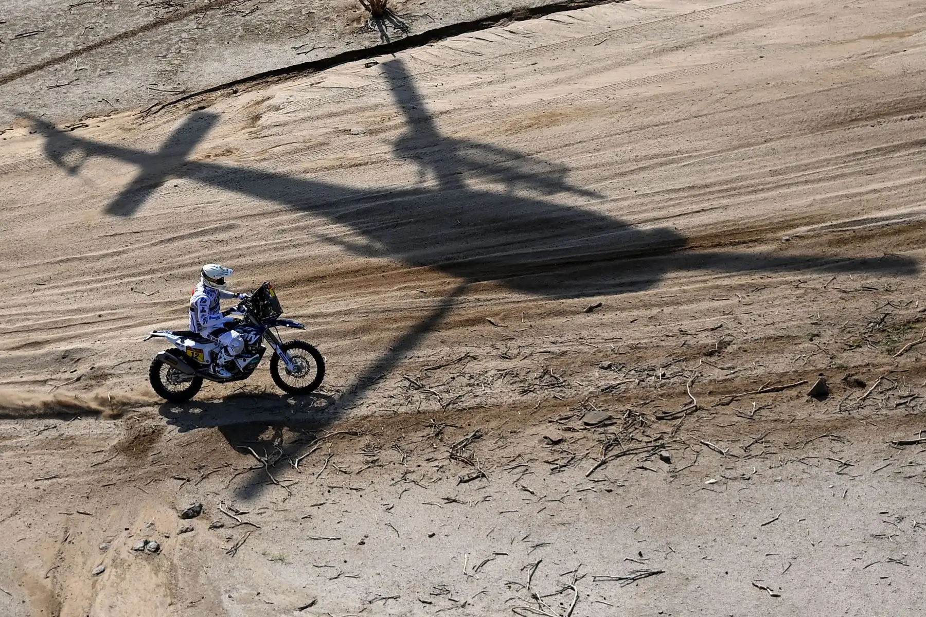 El piloto español de Ktm, Juan Pedrero García, compite durante el prólogo cerca de la ciudad saudí de Jeddah, en vísperas del Rally Dakar 2021.
Foto: AFP