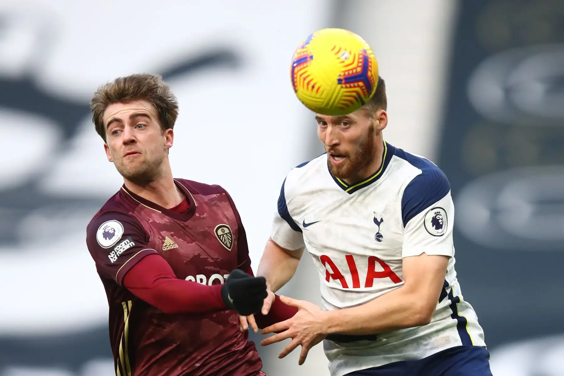 El delantero inglés del Leeds United Patrick Bamford y el defensor irlandés del Tottenham Hotspur Matt Doherty compiten durante el partido de fútbol de la Premier League inglesa.
Foto: AFP