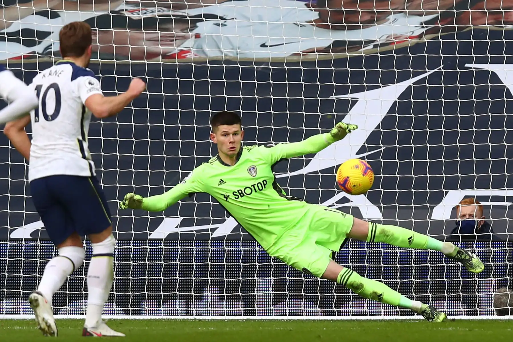 El delantero inglés del Tottenham Hotspur, Harry Kane Lanza un penalti y marca el primer gol de su equipo durante el partido de fútbol de la Premier League inglesa entre Tottenham  y Leeds United.
Foto: AFP