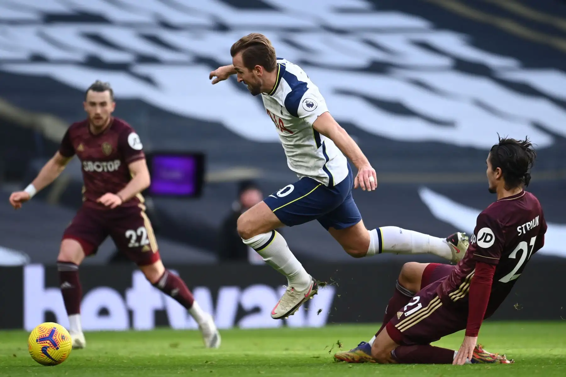 El delantero inglés del TottenhaM, Harry Kane  supera al defensor holandés del Leeds United, Pascal Struijk, durante el partido de fútbol de la Premier League inglesa entre Tottenham  y Leeds United.
Foto: AFP