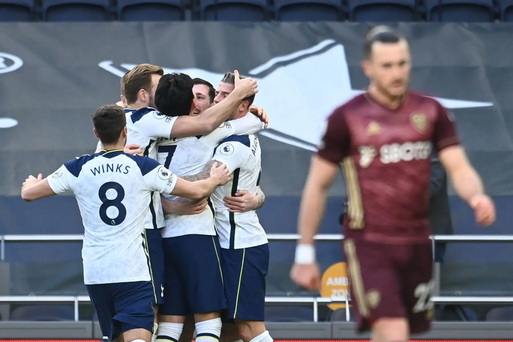 El defensor belga del Tottenham, Toby Alderweireld, celebra con sus compañeros de equipo después de marcar el tercer gol de su equipo durante el partido de fútbol de la Premier League inglesa entre Tottenham  y Leeds United.
Foto: AFP