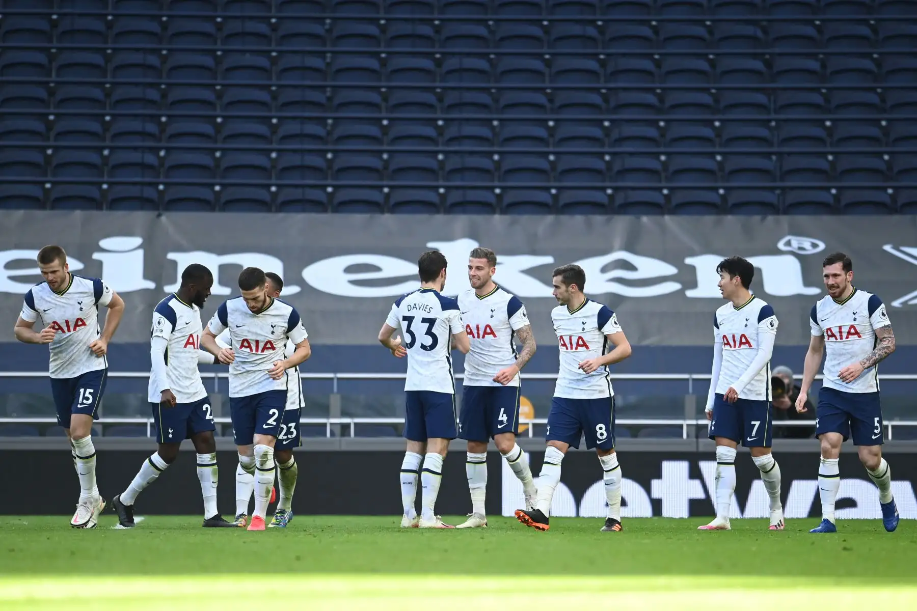 El defensor belga del Tottenham, Toby Alderweireld , celebra con sus compañeros de equipo después de marcar el tercer gol de su equipo durante el partido de fútbol de la Premier League inglesa entre Tottenham y Leeds United.
Foto: AFP