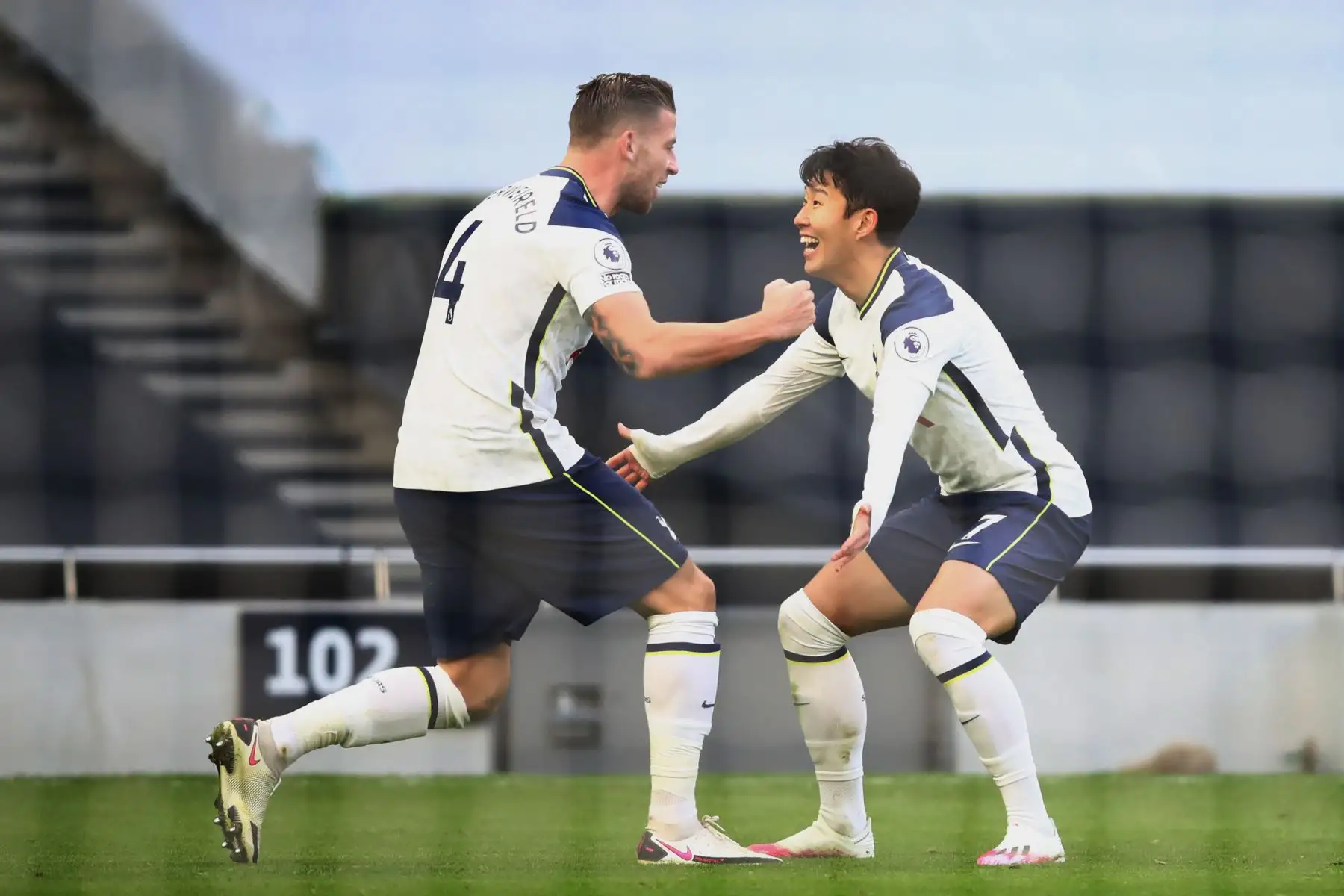 El defensor belga del Tottenham Hotspur, Toby Alderweireld , celebra con el delantero surcoreano del Tottenham, Son Heung-Min, tras marcar el tercer gol de su equipo durante el partido de fútbol de la Premier League inglesa entre Tottenham y Leeds United.
Foto: AFP