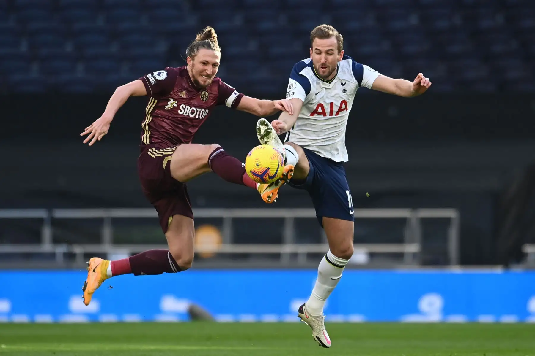 El defensor inglés del Leeds, Luke Ayling compite con el delantero inglés del Tottenham, Harry Kane durante el partido de fútbol de la Premier League inglesa entre Tottenham y Leeds.
Foto: AFP