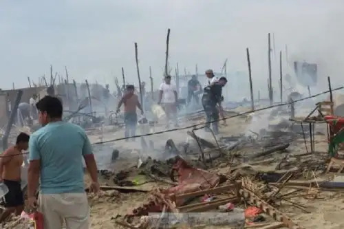 Un incendio de proporciones destruyó un total de 12 viviendas situadas en el asentamiento humano América del Sur, del distrito de Nuevo Chimbote, provincia del Santa, en la región Áncash.