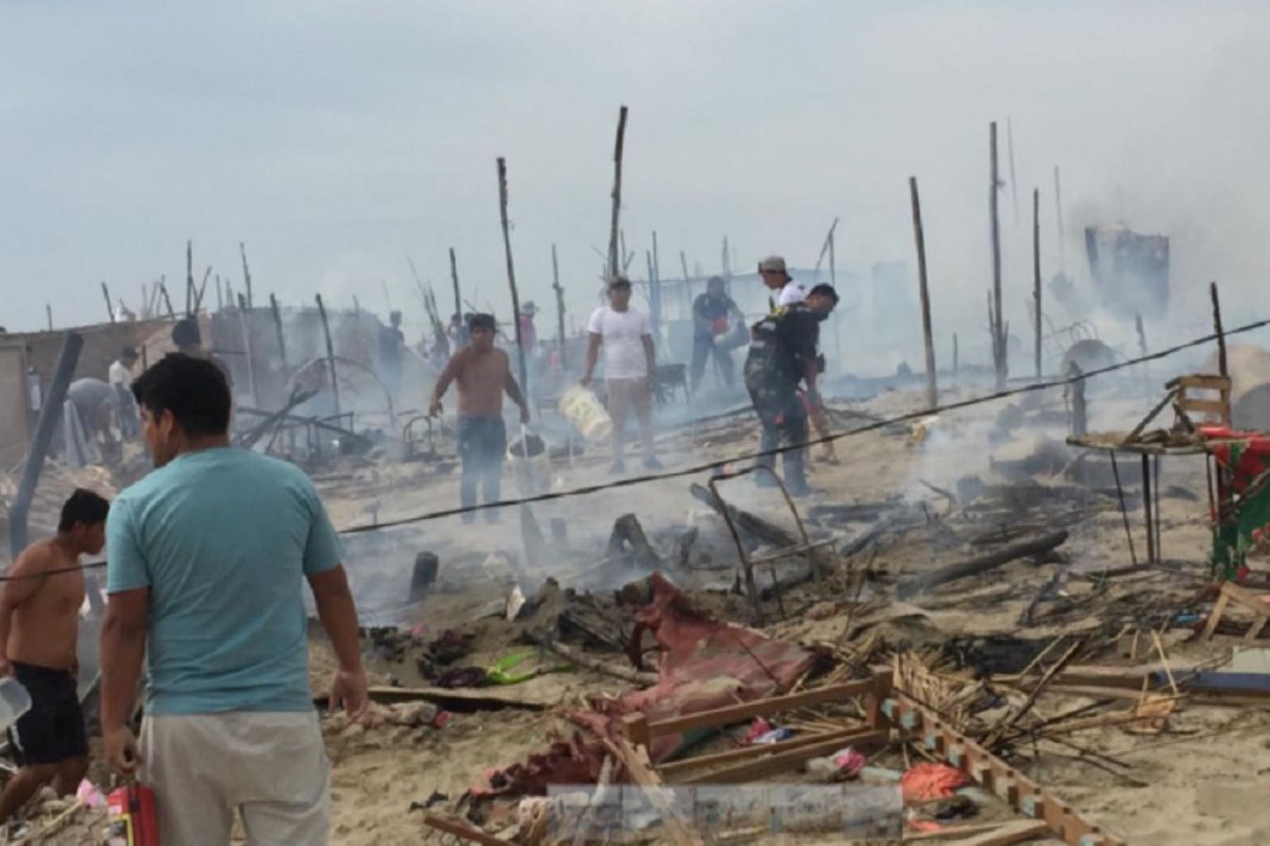 Un incendio de proporciones destruyó un total de 12 viviendas situadas en el asentamiento humano América del Sur, del distrito de Nuevo Chimbote, provincia del Santa, en la región Áncash.